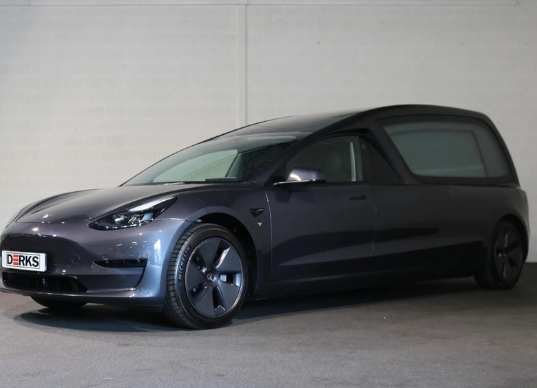 В&nbsp;России выставили на&nbsp;продажу катафалк Tesla Model 3