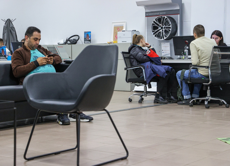 За&nbsp;сколько сегодня реально купить в&nbsp;России новые Toyota Camry и&nbsp;RAV4