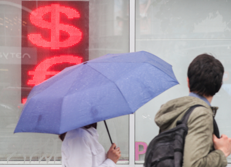 Без долларов: как &laquo;запрет&raquo; &laquo;зеленого&raquo; повлияет на&nbsp;стоимость новых авто в&nbsp;России