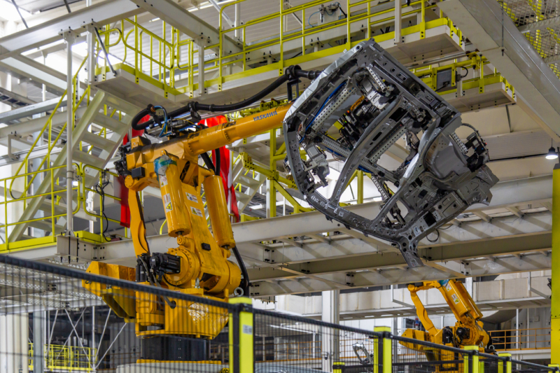 Это позор: где и как собирают популярные китайские кроссоверы для России