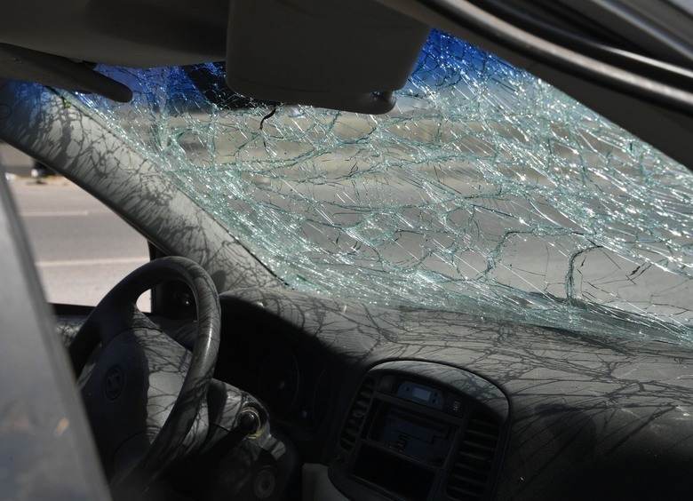 Зеница ока: сколько стоит сегодня замена лобового стекла на&nbsp;LADA и&nbsp;Rolls-Royce