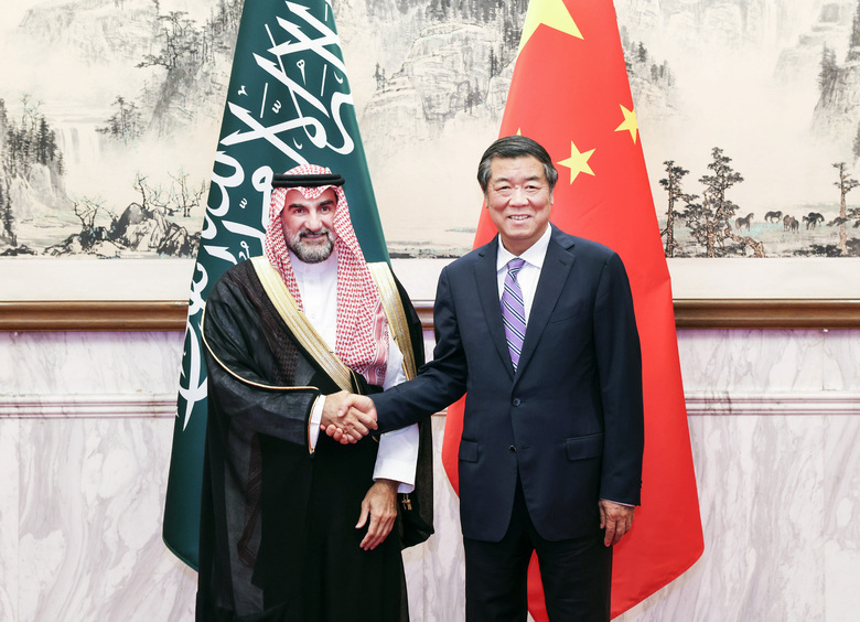 Уже не до «электричек»: большой бизнес ставит на двигатель внутреннего сгорания