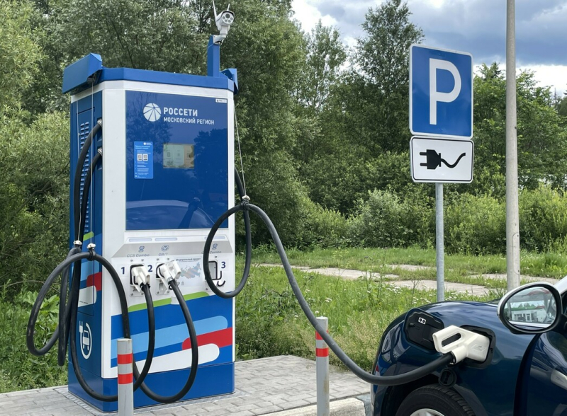 Электромобиль в&nbsp;большом городе: как на&nbsp;самом деле мучаются владельцы &laquo;электричек&raquo;