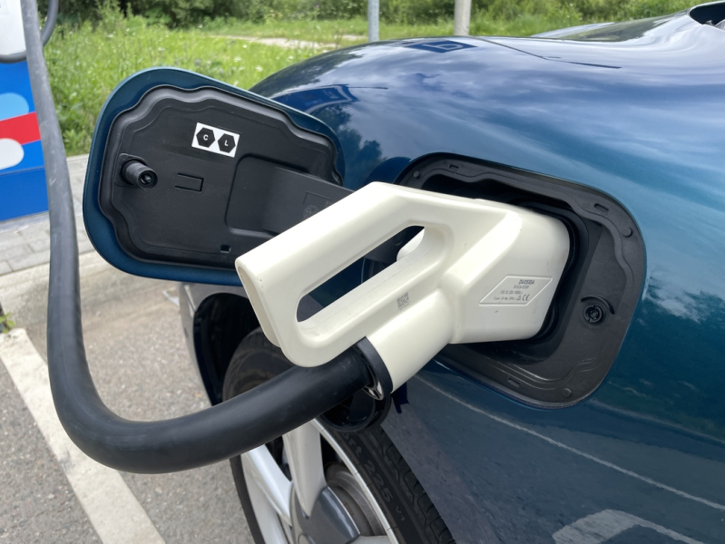 Электромобиль в&nbsp;большом городе: как на&nbsp;самом деле мучаются владельцы &laquo;электричек&raquo;