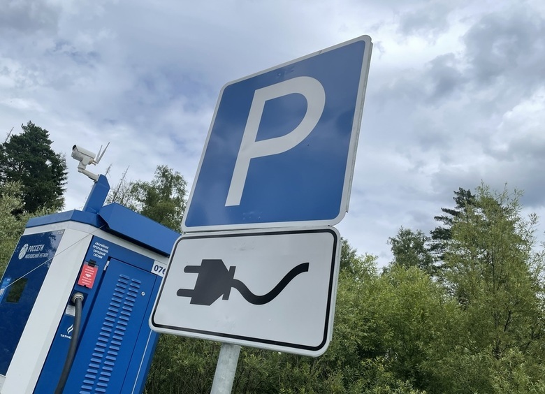 Электромобиль в&nbsp;большом городе: как на&nbsp;самом деле мучаются владельцы &laquo;электричек&raquo;